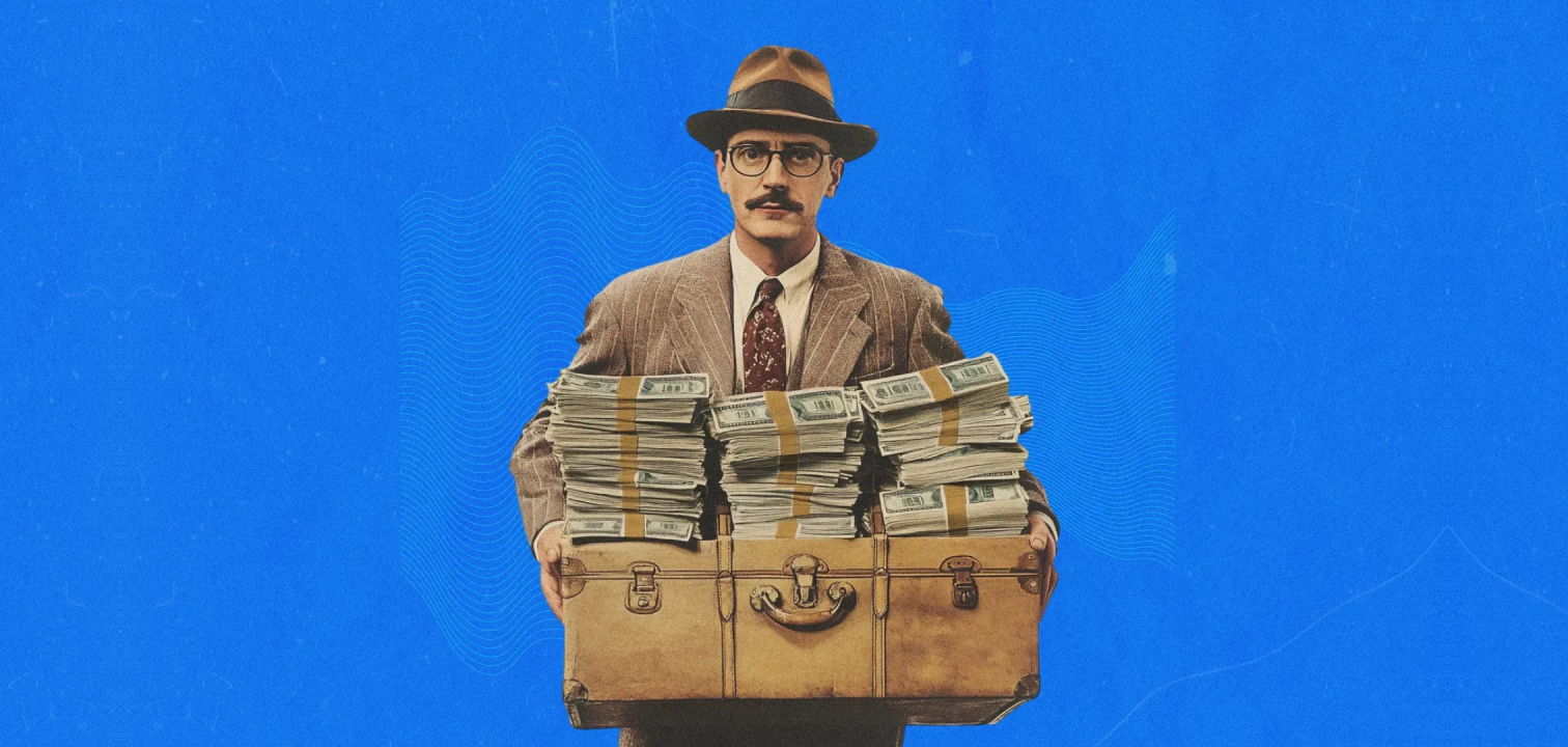 Collage rétro : un homme portant une valise remplie de liasses de billets, illustrant les revenus d'un logiciel en marque blanche revendu sous sa propre marque