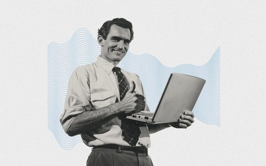 Collage rétro : un homme souriant tenant un ordinateur portable, illustrant le fonctionnement du white label SaaS